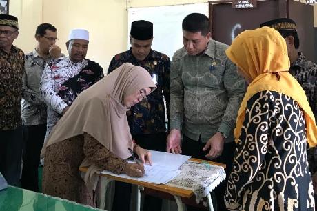 penandatanganan kepala sekolah lama